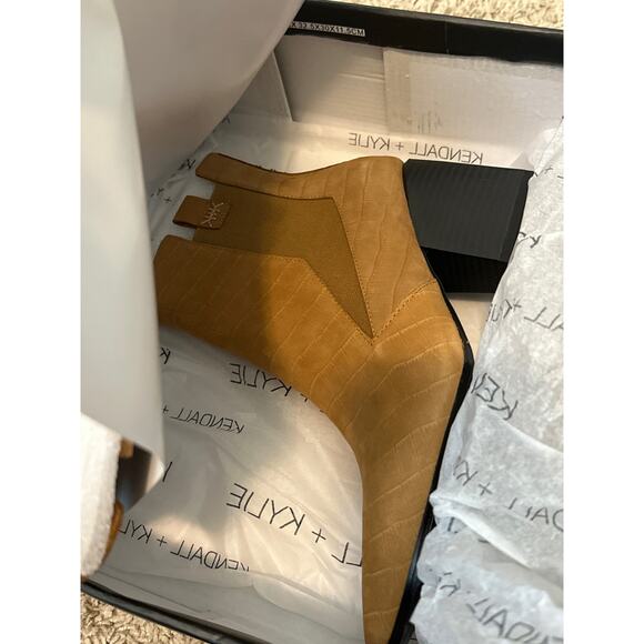 Kendall & Kylie Camel Colored Faux Leather Pointed Toe Chelsea Boots Size 8.5 - Picture 9 of 12